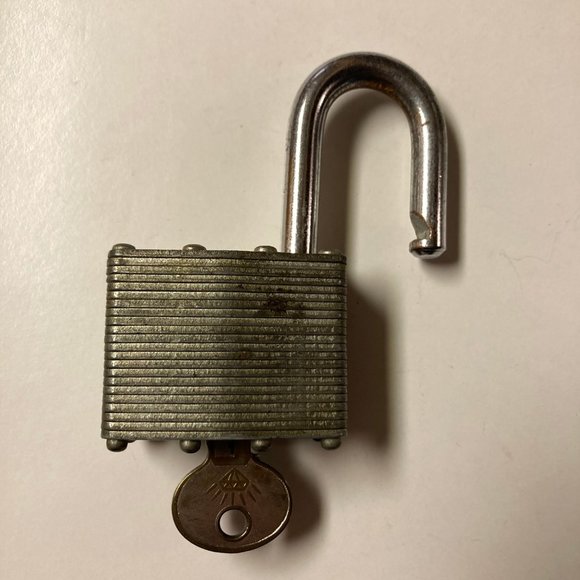 Vintage Heavy Duty Diamond Brand Padlock Lock - Picture 2 of 12